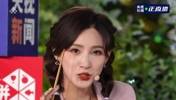 直播呢！马凡舒抹着口红对镜头抛媚眼：我本来就很美~🥰