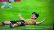 喘不上气！久保健英被维尼修斯放倒后久久地躺在地上🫠